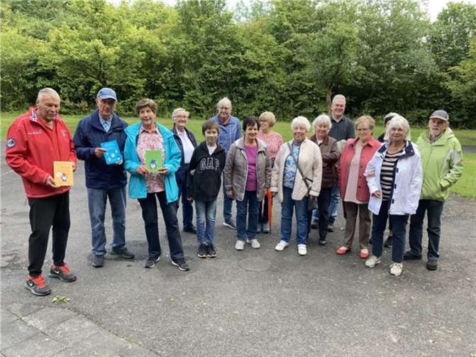 Spaziergangsgruppe bei der Rast und Übergabe der Bücher an der Grillhütte Oedingen. Foto: privat