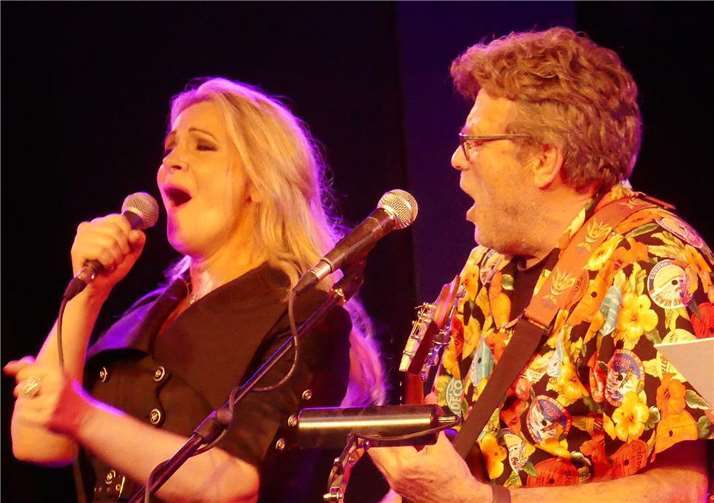 Special-Guest Sabiene Jahn rocktemit kraftvoller Soulstimme die KUFA. Hier an derSeite von Jörg Schmitt-Kilian. Foto: Rudolf Wedekind