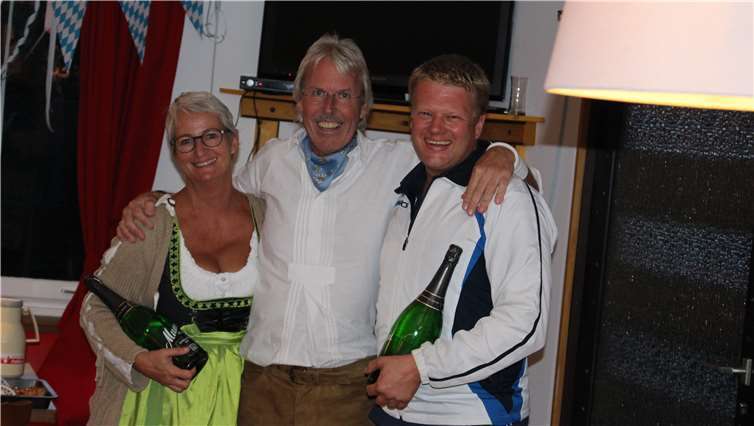 Speckbrettl-Sieger 2018: Ela Manns und Jan Böttger mit dem 1. Vorsitzenden Peter Haltenhof. privat