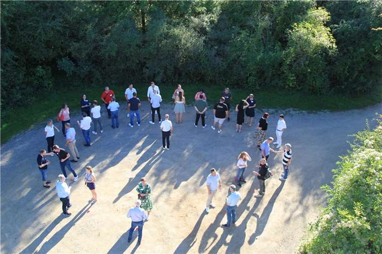 Speed-Dating der Unternehmer am Fuß des Sinziger Feltenturms.  Foto: GS