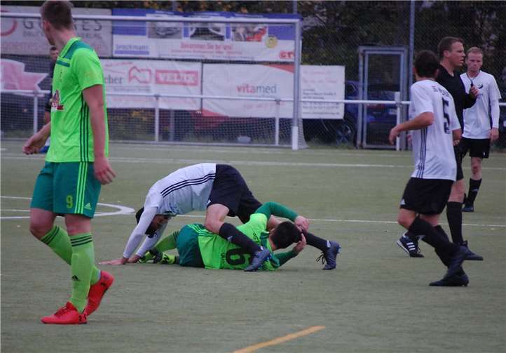 Spektakuläre Einlage zwischen Björn Gilles (am Boden) und seinem Zerfer Gegenspieler. Mats Weiler (links) sieht ungläubig zu.