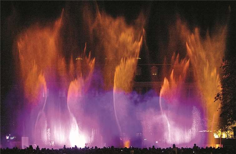 Spektakuläre Lichteffekte musikalisch abgestimmt werden im Kurpark dargeboten.