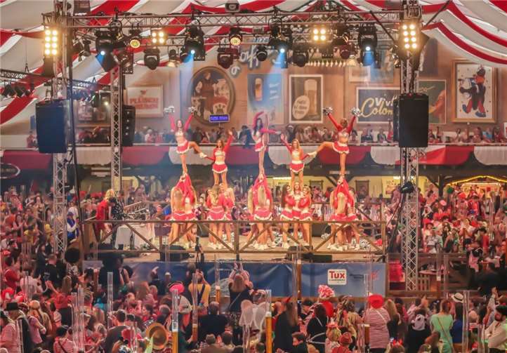 Spektakuläre Show im Mega-Festzelt: Die FC Cheerleader heizen den Gästen ein. DS Marketing