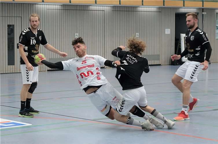 Spektakulärer Fallwurf vom heimischen Jugendhandballer.
