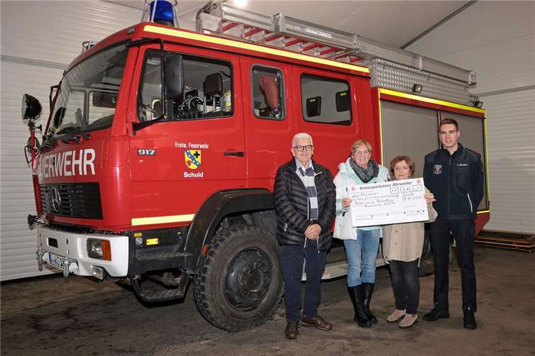 Spende an Förderverein der Freiwilligen Feuerwehr Schuld.  Foto: Werner Dreschers