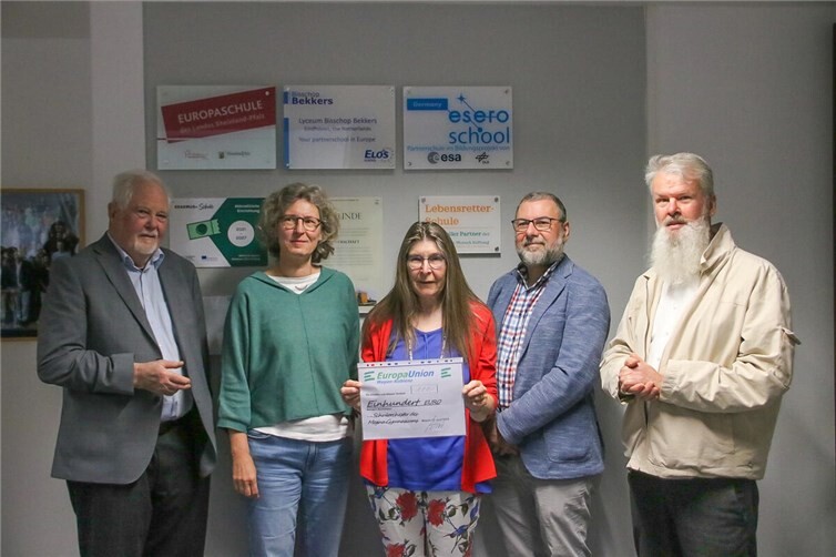 Spende an das Schulorchester. Im Bild zu sehen von li. nach re. Herr Dr. Peter Keiner, Frau Beate Gottwald (musikalische Leitung) , Frau Margret Müller, Herr Michael Sexauer (OStD Schulleiter) und Stefan Müller 