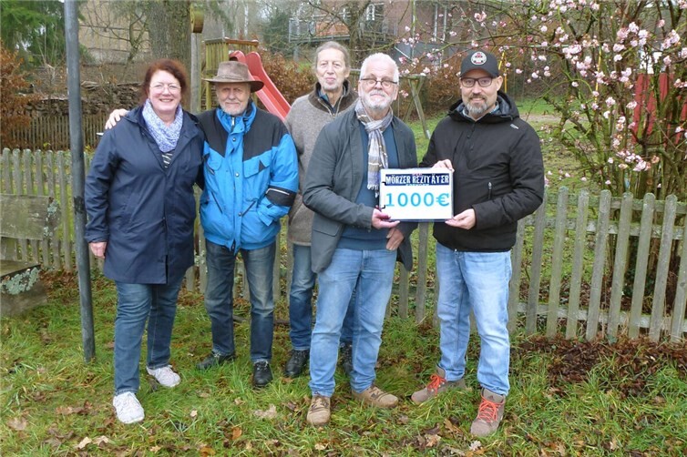 Spende an die Ortsgemeinde Mörz für die Sanierung des Spielplatzes in Mörz.Foto: Isa Junker