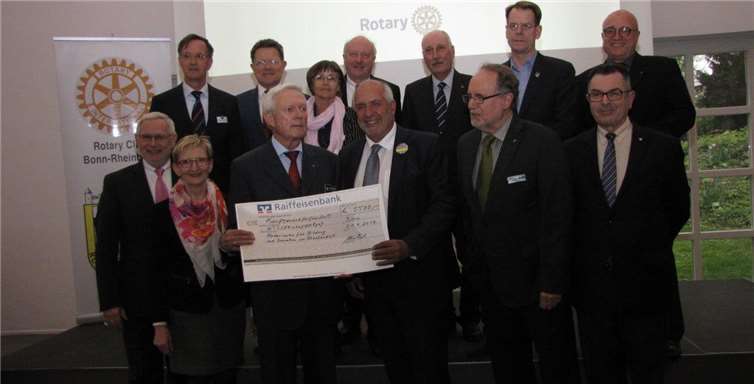 Spende für das Deutsche Museum: Volkhard Wetzel, Präsident des Rotary Clubs Bonn-Rheinbach (3.v.li.) , überreicht Antonio Cassellas, dem Vorsitzenden des Fördervereins Deutsches Museum Bonn (3.v.re.), einen Scheck im Namen der Bonner Rotary Clubs. In der hinteren Reihe der Referent des Abends, Konrad Adenauer (3.v.li.) und Bürgermeister Reinhard Limbach (1.v.re.).privat