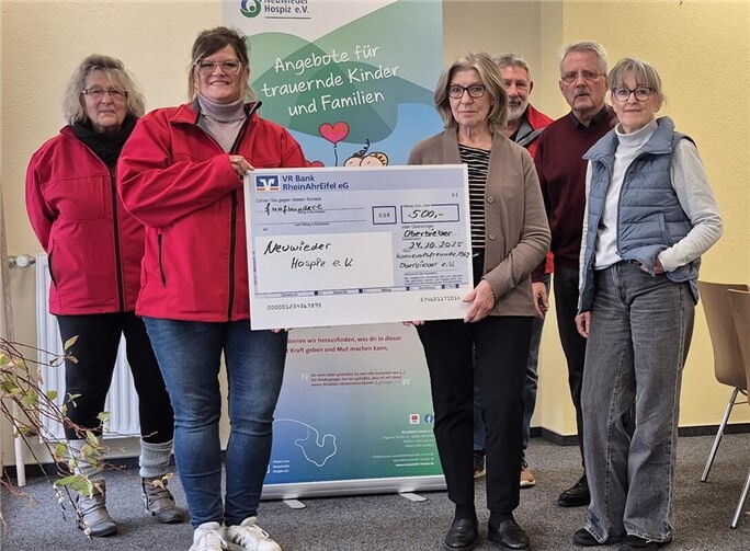 Spende für einen guten Zweck: Die Karnevalsfreunde Oberbieber unterstützen den Neuwieder Hospizverein mit 500 Euro für Kinder und Jugendliche in Trauer.  Foto: Beatrix Knab