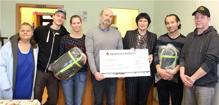 Spende statt Geschenke: Strahlende Gesichter bei der Spendenübergabe in der Koblenzer Neustadt 20. Caritas