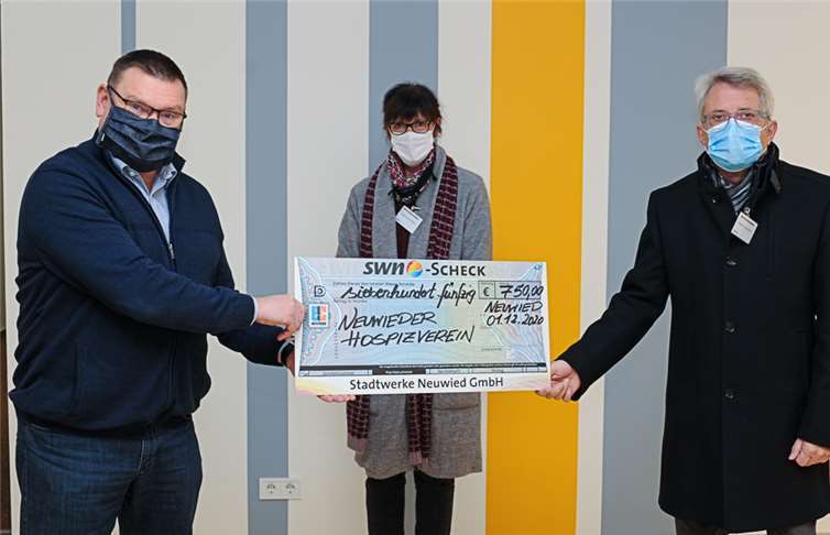 Spende statt Weihnachtskarten: SWN-Geschäftsführer Stefan Herschbach (l.) übergab den Scheck an Anita Ludwig, Leiterin des ambulanten Hospiz, und den Vorsitzenden Hand-Peter Knossala.Foto: Hospzverein Neuwied