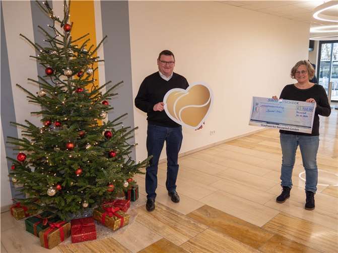 Spende statt Weihnachtskarten: SWN-Geschäftsführer Stefan Herschbach übergab den Scheck an Antje Zimmer, Leiterin der Nachsorge des Bunten Kreises Mittelrhein.Foto: swn