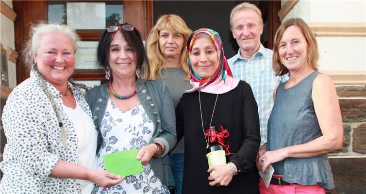 Spende und Dank: (v.l.n.r) Claudia Thelen, HoT-Chefin Petra Klein, Ulrike Michel, Songül Erdem, Klaus Hahn und Karin Dörfler. Foto: privat