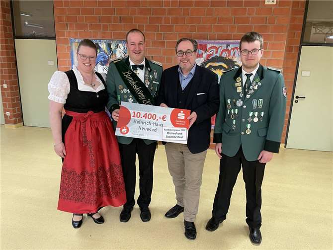 Spende von 10.400 Euro durch das Bundeskönigspaar Michael und Susanne Kaul.  Foto: Julia Steffenfauseweh