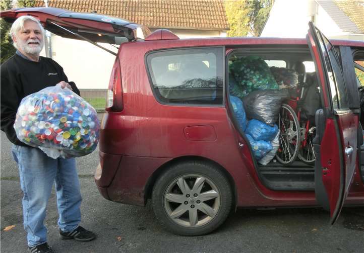 Spende von über 150 000 Plastikflaschendeckel gegen Kinderlähmung. privat