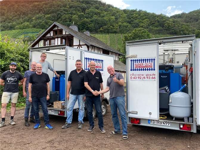 Spenden-Übergabe einer mobilen Heizungsanlage für bis zu 15 Häuser an Bürgermeister Alfred Sebastian. Foto: privat