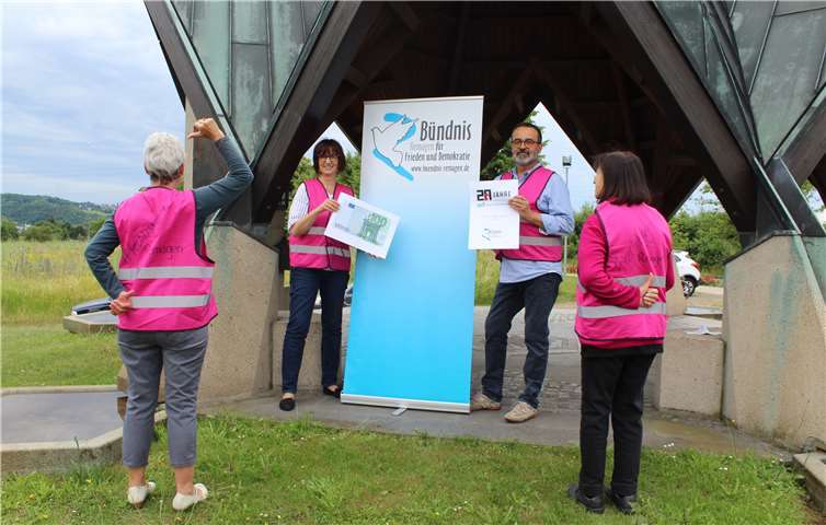 Spenden für EXIT Deutschland (von links): K.Keelan, M.Schmitt, L.Knothe, R.Kupfer. Foto: privat