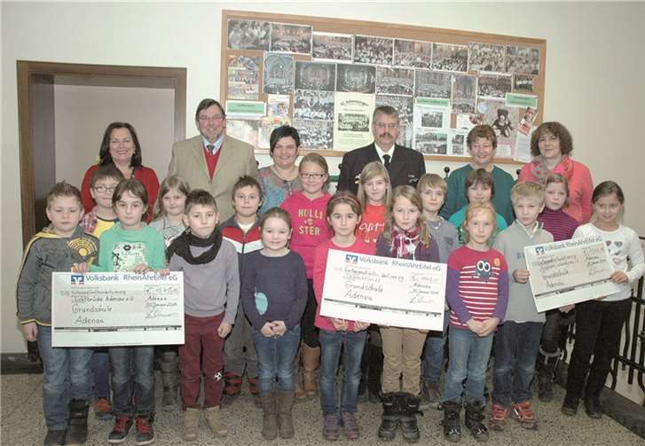 Spenden für drei Organisationen, von je 1.540,15 Euro (v.li.): Rektorin Antoinette Weiner, Bernd Schiffarth „Lichtbrücke“, stellvertretende Schulelternsprecherin Nadine Becker-Stenzel, Oberstabsbootsmann Michael Gensing „Lachen Helfen“, Bernadette Romes „ Friedensdorf International, Konrektorin Angelika Schifferings. UM