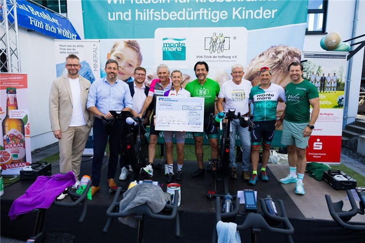 Spenden in Höhe von rund 21.000 Euro konnten an die Vor-Tour der Hoffnung überreicht werden.