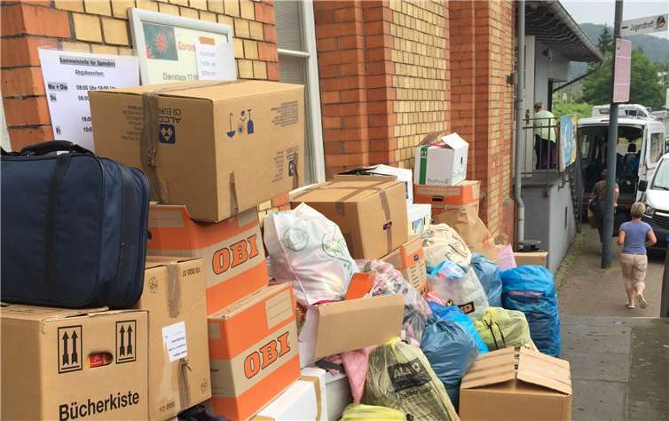 Spenden vor dem Kulturbahnhof.