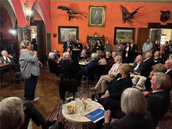 Spendenauktion in festlichem Rahmen. Rotarierin Klara Eckel (links) bei der Versteigerung auf dem Neujahrsempfang zu Gunsten der karitativen Arbeit von „Freunde helfen mit Herz e.V.“  Foto: Eckhard Lenz