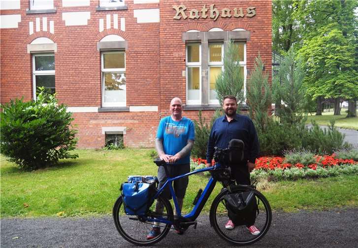 Spendenradler Oli Trelenberg wurde in Bendorf von Bürgermeister Christoph Mohr empfangen.  Foto: Stadt Bendorf
