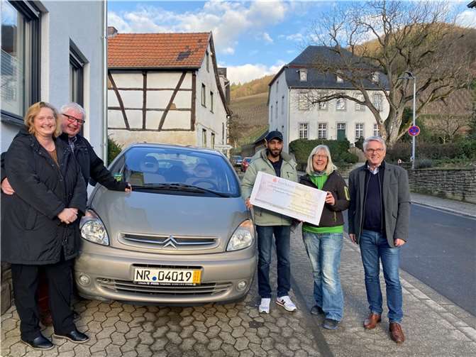 Spendenscheck und Auto wurden in Mayschoss übergeben.  Foto: privat