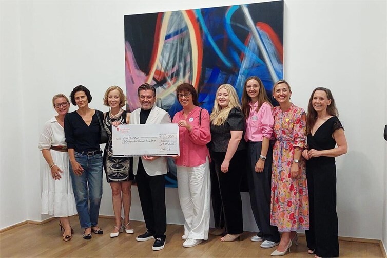 Spendenscheckübergabe an den Kinderschutzbund Koblenz e.V.. Von links: Karolin König-Kunz (Zonta), Lilliane Tomasko (Künsterlin), Prof. Dr. Beate Reifenscheid-Ronnisch (Direktorin Museum und Zonta), Thomas Anders (Schirmherr Kinderschutzbund Koblenz), Anke Jorzig (Geschäftsführerin Kinderschutzbund Koblenz), Anette Richart (Präventionsprojekt Kinderschutzbund), Selina Trotno (Vorstand Kinderschutzbund Koblenz), Suzana Hochhuth (Präsidentin Zonta Club Koblenz Rhein-Mosel, Britta Deing (Schatzmeisterin Zonta).