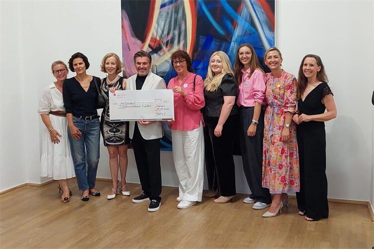 Spendenscheckübergabe an den Kinderschutzbund Koblenz e.V.. Von links: Karolin König-Kunz (Zonta), Lilliane Tomasko (Künsterlin), Prof. Dr. Beate Reifenscheid-Ronnisch (Direktorin Museum und Zonta), Thomas Anders (Schirmherr Kinderschutzbund Koblenz), Anke Jorzig (Geschäftsführerin Kinderschutzbund Koblenz), Anette Richart (Präventionsprojekt Kinderschutzbund), Selina Trotno (Vorstand Kinderschutzbund Koblenz), Suzana Hochhuth (Präsidentin Zonta Club Koblenz Rhein-Mosel, Britta Deing (Schatzmeisterin Zonta).