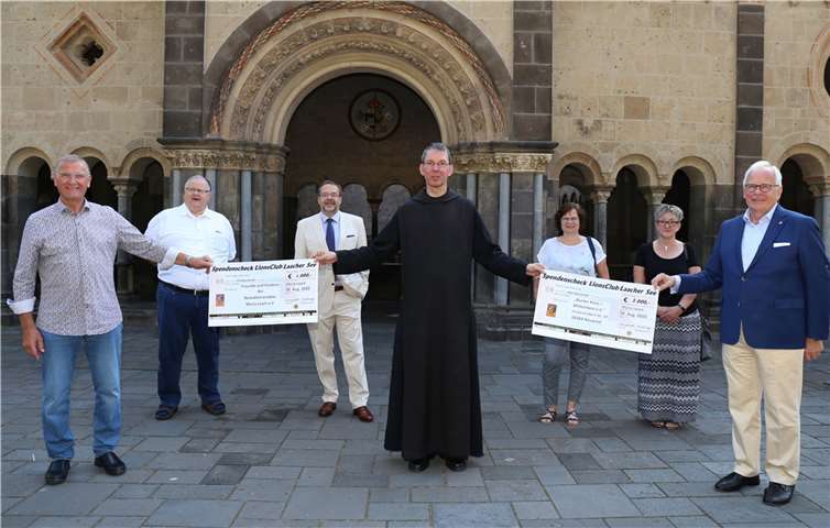 Spendenscheckübergabe durch den Lions-Club Laacher See an den „Bunten Kreis – Mittelrhein“ e.V. und an die Freunde und Förderer der Benediktinerabtei Maria Laach e.V.: v.li. Prof. Dr. Pit Frings; Lions-Pastpresident Thomas Nieberle; Prof. Dr. Curt Jeromin Vorsitzender des Bunten Kreises; Prior-Administrator Pater Petrus Nowack; Antje Zimmer und Gabriele Kramer, Leiterinnen der Nachsorgeeinrichtung und Case Managerinnen im Bunten Kreis, und ganz rechts Hubert Breitbach, Präsident des Lions-Clubs Laacher See und Vorsitzender des Lions Hilfe e.V.Quelle: Lions-Clubs Laacher See