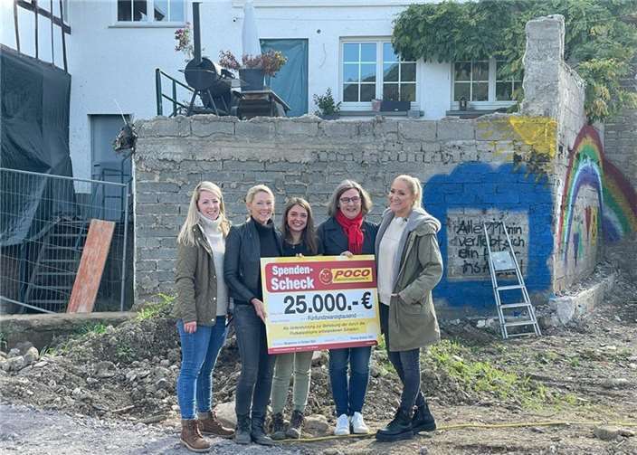 Spendenscheckübergabe in Rech mit POCO-Markenbotschafterin Janine Kunze (rechts).Foto: DU