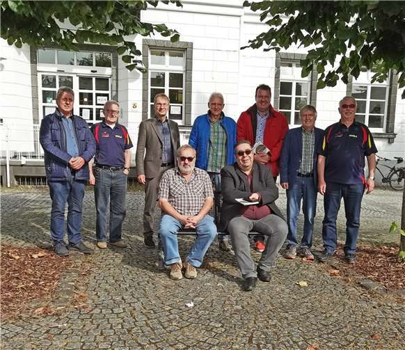 Spendentreff vor dem Sinziger Rathaus: (v.l.n.r.) Robert Berzem, Club-Ehrenpräsident Conny Steinkämper, Bürgermeister Andreas Geron, Wopo Poppelreuter, Thomas Hofeditz, Manfred Latz, Dirk-Peter Reuter, Regionsvorsitzender Ingo Terschanski und Gerd Hilgert. Foto: BL