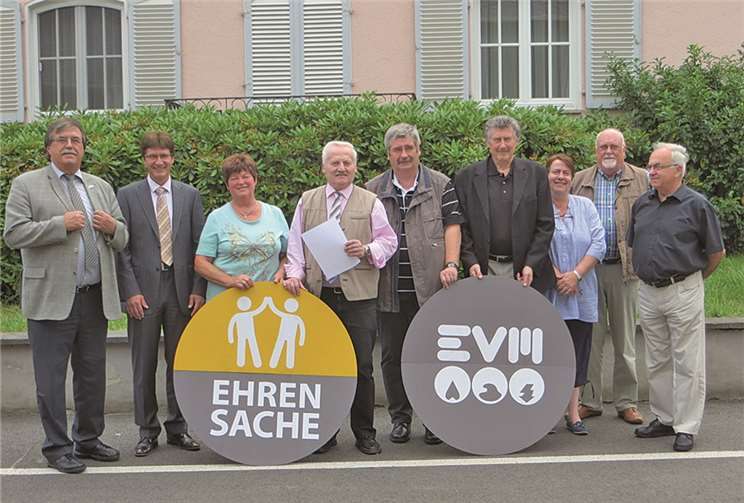 Spendenübergabe: Bürgermeister Klaus Bell (v.l.), Berthold Nick (EVM) und Roswitha Kummer vom Seniorenhilfeverein, Othmar Luxem, Gottfried Busch, Heinz Renz, Maria Lippert-Lüdtke, Hans Wolfgang Hurtmanns und Helmut Ackermann. MKA