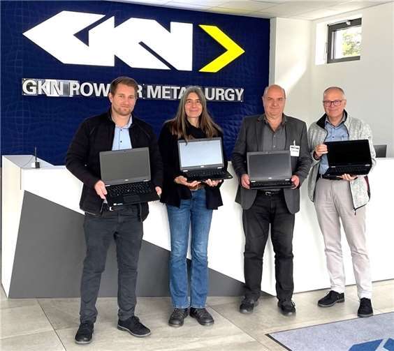 Spendenübergabe GKN (v.l.): Arne Sawitza (GKN IT), Katja Ackermann (Gemeinde Wachtberg), Peter Vorrenhagen (Ehrenamt, Gemeinde Wachtberg), Christoph Pauly (GKN HR Manager GSM)  Foto: : GKN