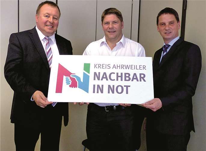 Spendenübergabe: Geschäftsführer Werner Gies (M.) mit Landrat Dr. Jürgen Pföhler und Abteilungsleiter Karl-Heinz Porz. WM