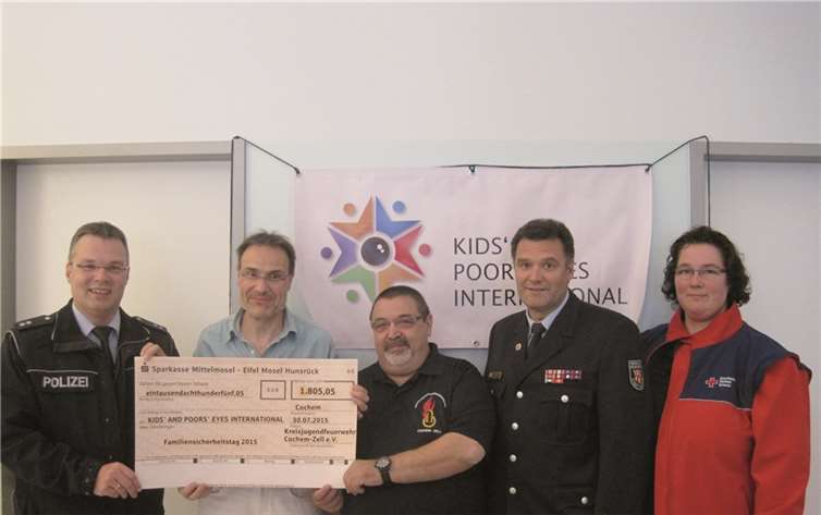 Spendenübergabe: Jörg Schnitzius (Polizeiinspektion Cochem), Dr. Andreas Künster (Traben-Trarbach), Manfred Hamza (Kreisjugendfeuerwehr Cochem-Zell), Günter Hammes (Feuerwehr Cochem) und Christine Thielke (Jungendrotkreuz Cochem-Zell).privat