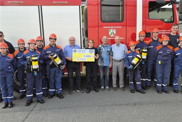 Spendenübergabe Jugendfeuerwehr der Freiwilligen Feuerwehr Bundesstadt Bonn, Löscheinheit 31 Bad Godesberg mit den neuen Geräten.Mitte: Lions Präsident Hellmuth Buhr, Sabine Scheidgen, stellvertretende Ausbildungsleiterin der Jugendfeuerwehr, Lions Günter Sandvoß und Siegfried Weber, begleitet von der Jugendfeuerwehr Bad Godesberg