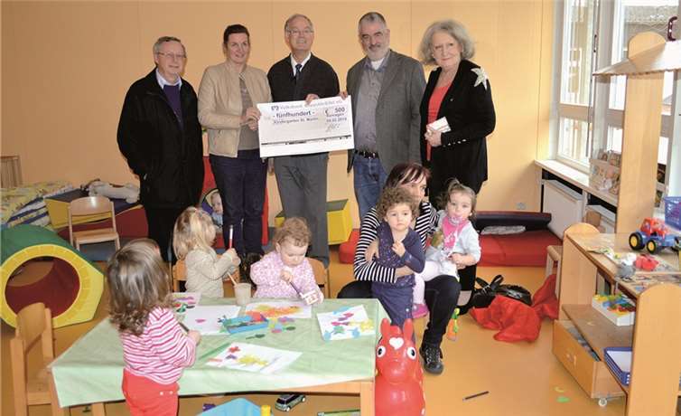 Spendenübergabe: (V.l.) Hans Paul, Maria Lamonte-Austin, Dechant Dr. Johannes Meyer, Rudolf Kluth und Rosemarie Bassi. AB