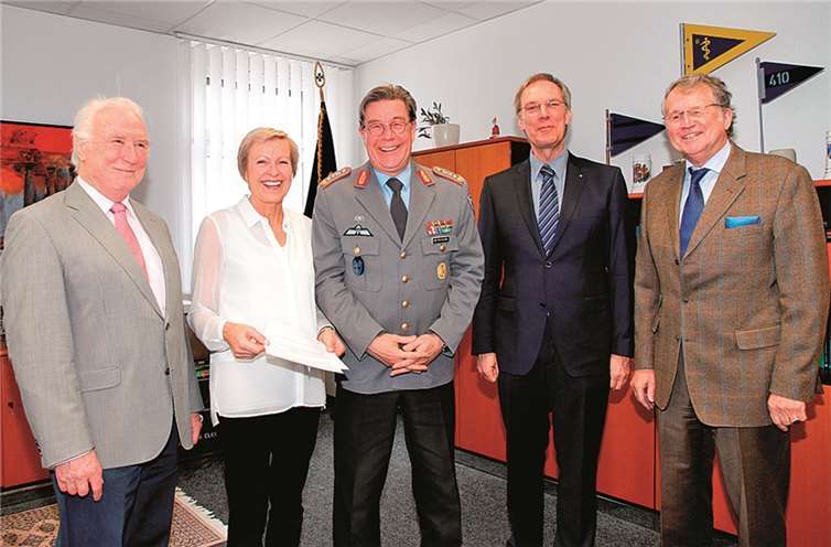 Spendenübergabe: V.l. Konrad Gasper, Präsidentin Cordula Krawehl-Nakath, Generaloberstabsarzt Dr. Ingo Patschke, Joachim Willemsen und Lothar Lindner.PIZ Sanitätsdienst