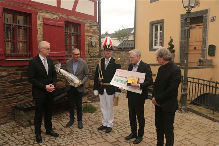 Spendenübergabe am Ahrweiler Schützenmuseum: (von links) Thomas Rensing, Peter Diewald, Heiner Albers, Dieter Zimmermann und Werner Kathe. Foto: Ahrweiler Bürgerschützen