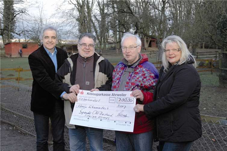 Spendenübergabe am Schwanenteich: v.li. Hans-Werner Adams, Kurt Quarz, Schwanenteich-Chef Karl-Wilhelm Scheele und Petra Theis. -BL-
