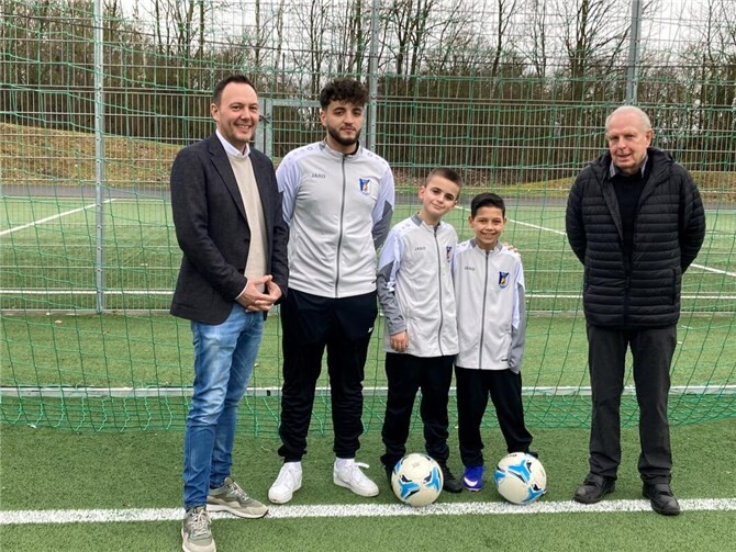 Spendenübergabe am Sportplatz.  Foto: privat