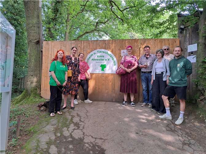 Spendenübergabe am Tor des Tierheims- Claus Peter Krah und Grüne aus Sinzig und Remagen. Foto: Bettina Fellmer