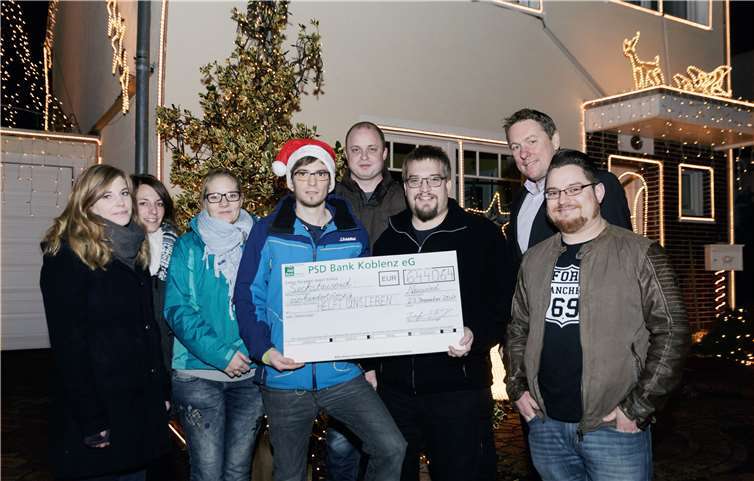 Spendenübergabe am Weihnachtshaus Neuwied: (V.l.:) Marina Domanski, Katharina Müller, Kristina Seeberg, Meikel Rockenfeller, Karsten Ernert, Felix Jung, Ulf Steffenfauseweh und Max Rink.Foto: PhotoVision Eckhard Schwabe