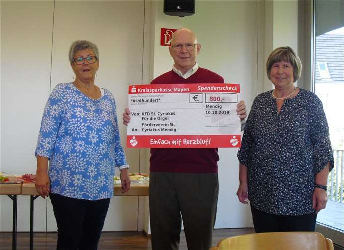 Spendenübergabe an Dr. Robert Diensberg für den Förderverein St. Cyriakus.