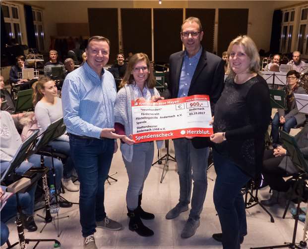 Spendenübergabe an Frau Katja Klingbeil, Zweite Vorsitzende des Fördervereins „Flüchtlingshilfe Andernach“. V.r.: Katja Klingbeil und vom Stadtorchester Volker Montermann (Vorsitzender), Sarah Ackermann (Geschäftsführerin) und Stadtkapellmeister Bertram Kleis. Stadtorchester Andernach