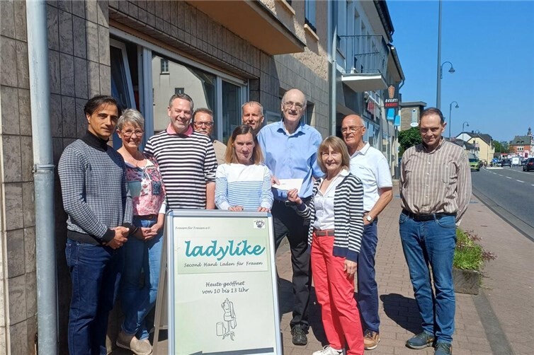 Spendenübergabe an „Frauen für Frauen“-Vorstandsmitglied Monika Distelrath (3. von rechts) durch eine Abordnung der FWG Verbandsgemeinde Bad Breisig