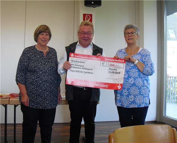 Spendenübergabe an Pastor Birkenheier.Fotos: privat