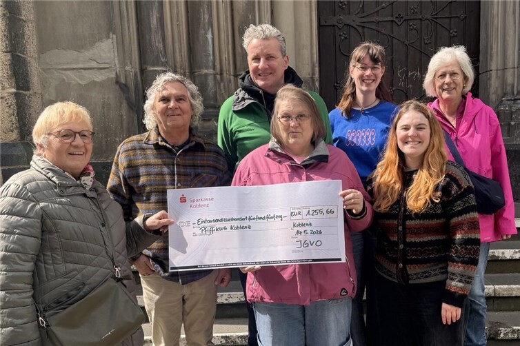 Spendenübergabe an Pfiffikus: v.l. Waltraud Haas (Laubacher Bürgerverein), Manfred Beuth (SNK Soziales Netzwerk Koblenz), Jan Buchbender (Nachbarschaftshilfe Koblenz-Süd NBH / Projekt im SkF Koblenz), Annette Hartung (Pfiffikus), Franziska Sträter, Lena Fondel (beide AWO Quartiersbüro/Uni-Koblenz), Anna Brigitte Haars (Grüne Ortsgruppe Süd).