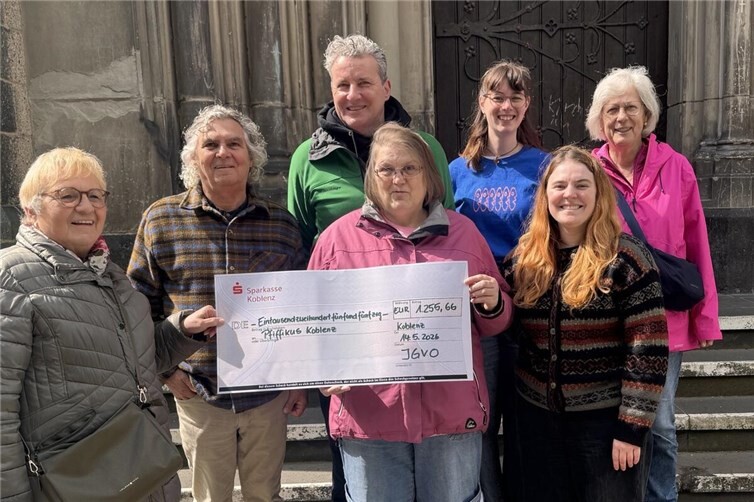 Spendenübergabe an Pfiffikusv.l. Waltraud Haas (Laubacher Bürgerverein), Manfred Beuth (SNK Soziales Netzwerk Koblenz), Jan Buchbender (Nachbarschaftshilfe Koblenz-Süd NBH / Projekt im SkF Koblenz), Annette Hartung (Pfiffikus), Franziska Sträter, Lena Fondel (beide AWO Quartiersbüro/Uni-Koblenz), Anna Brigitte Haars (Grüne Ortsgruppe Süd)